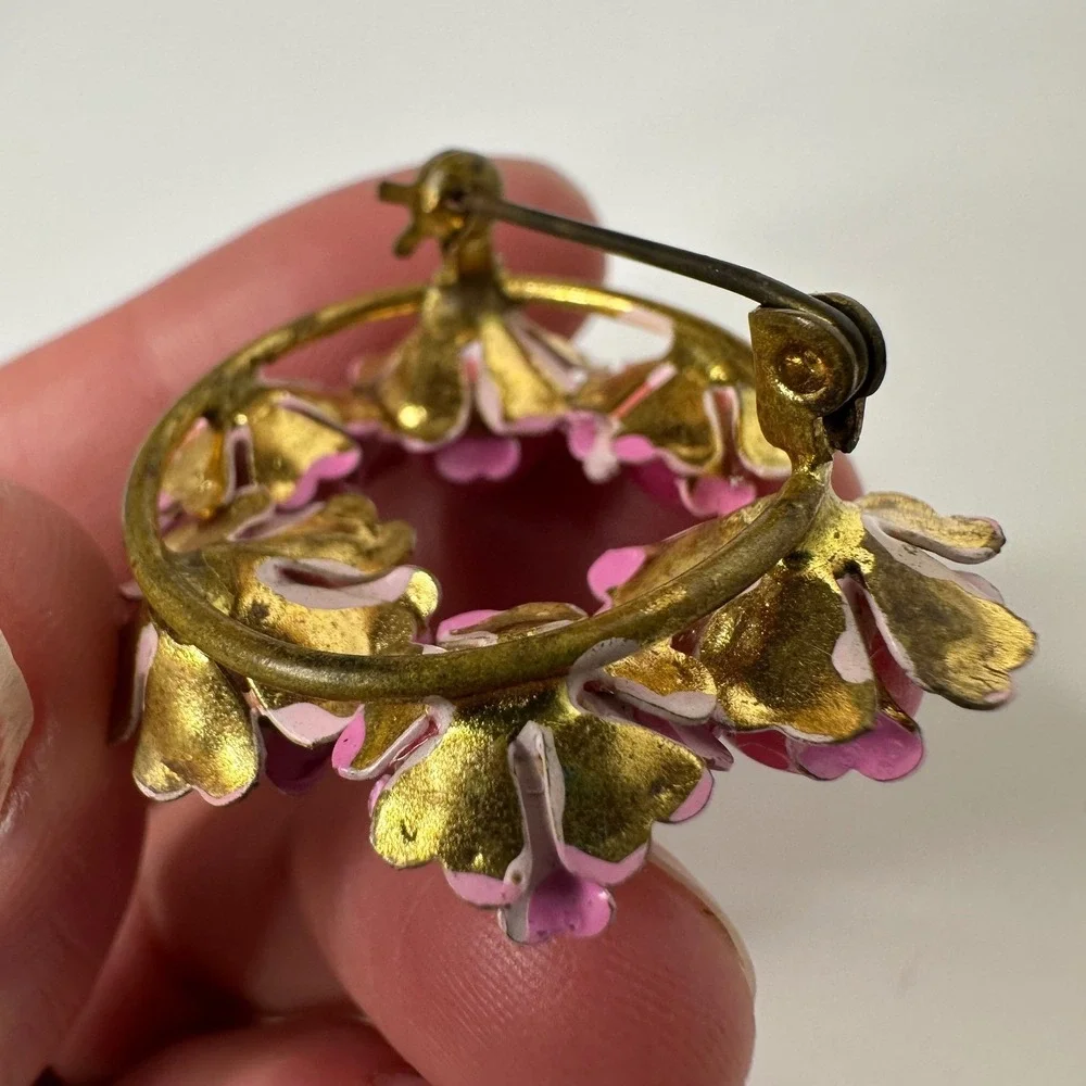 Vtg Pink Enamel Flower Wreath Brooch Gold Tone Plastic Beads Pin Spring Kitsch